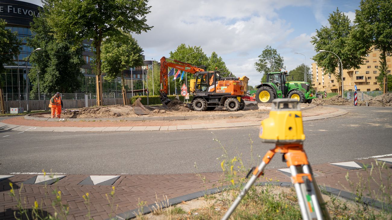 Drukke stationsrotonde is straks verleden tijd: gemeente begonnen met werkzaamheden op Stationslaan