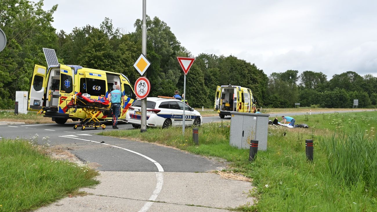 Nieuws - Twee motorrijders met spoed naar ziekenhuis na ongeval bij Biddinghuizen