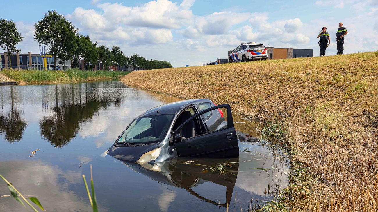 Nieuws - Autorit eindigt in het water in Emmeloord, bestuurder mogelijk beschonken