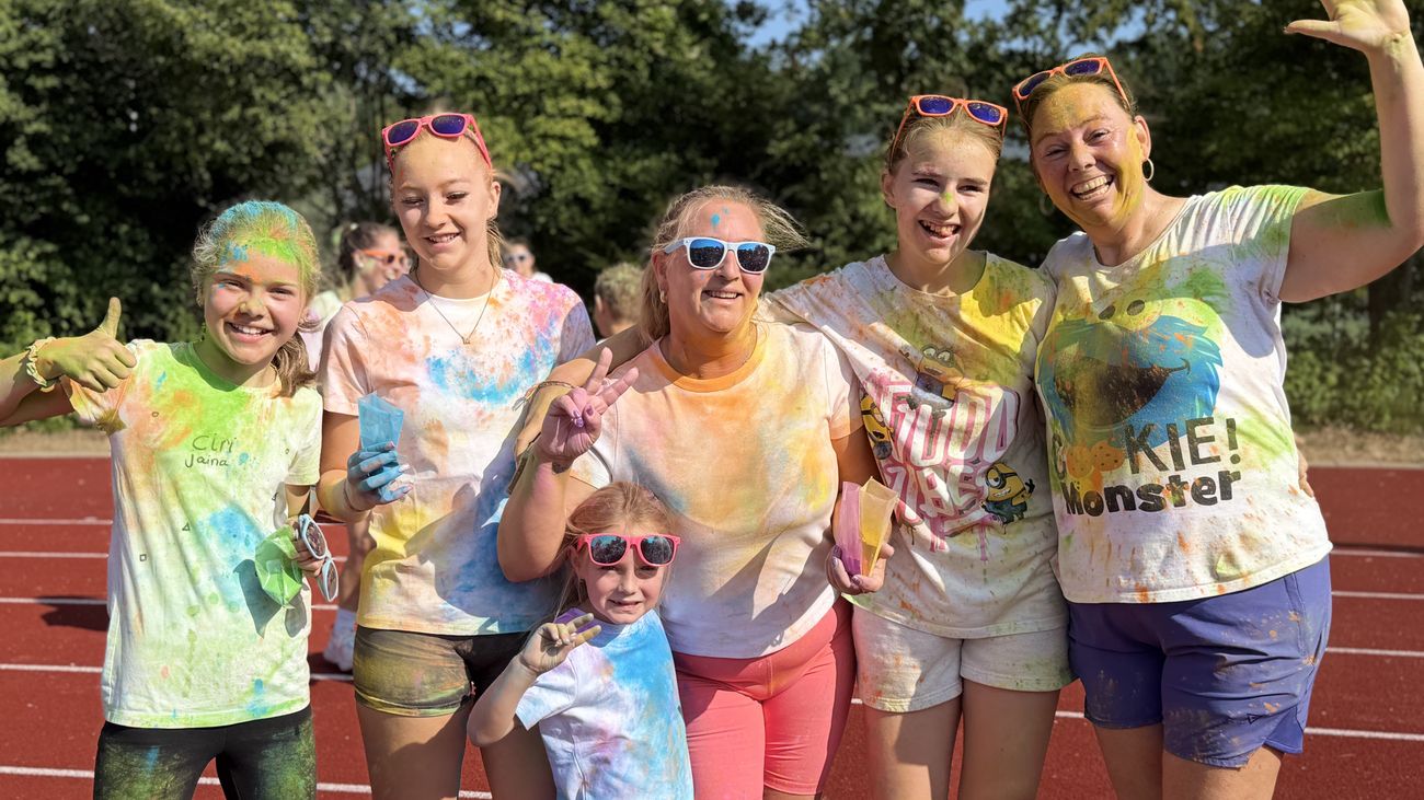 Nieuws - Colorrun met ruim 100 deelnemers in Lelystad: warm, zweterig en kleurrijk