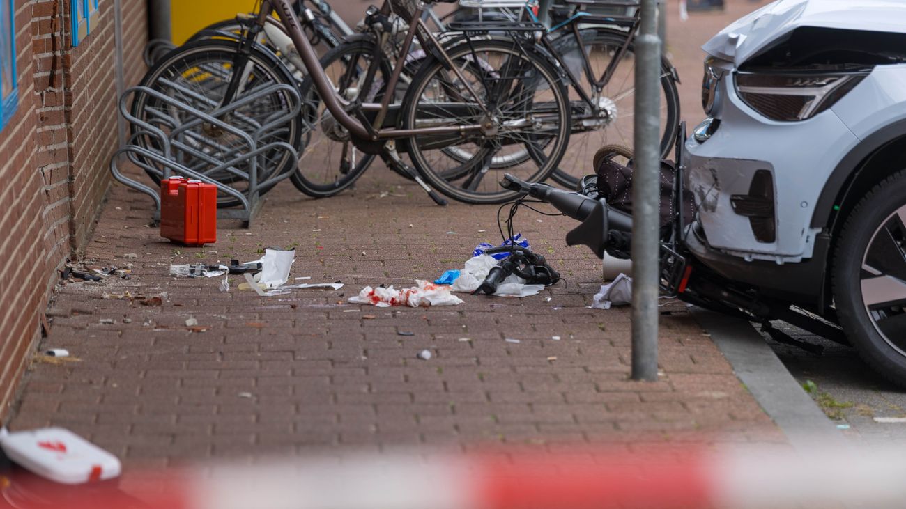 Nieuws - Fietster (70) overleden nadat ze klem kwam te zitten tussen supermarktmuur en auto