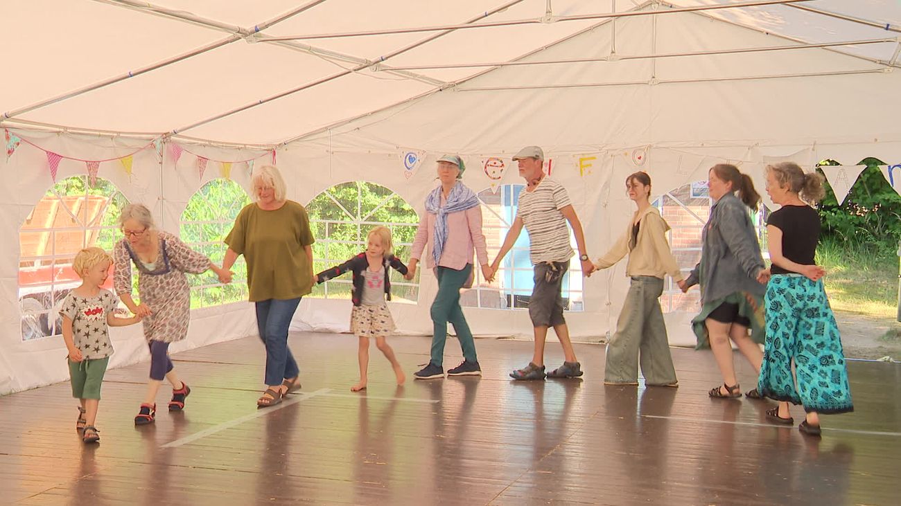 Nieuws - Jong en oud dansen samen op volksdanskamp in Zeewolde