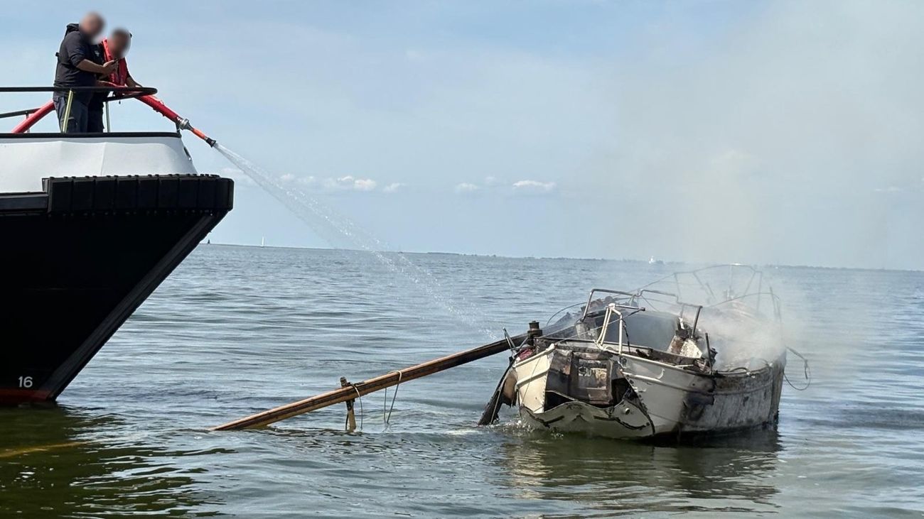 Nieuws - Twee opvarenden naar ziekenhuis na explosie op zeilboot voor kust Urk