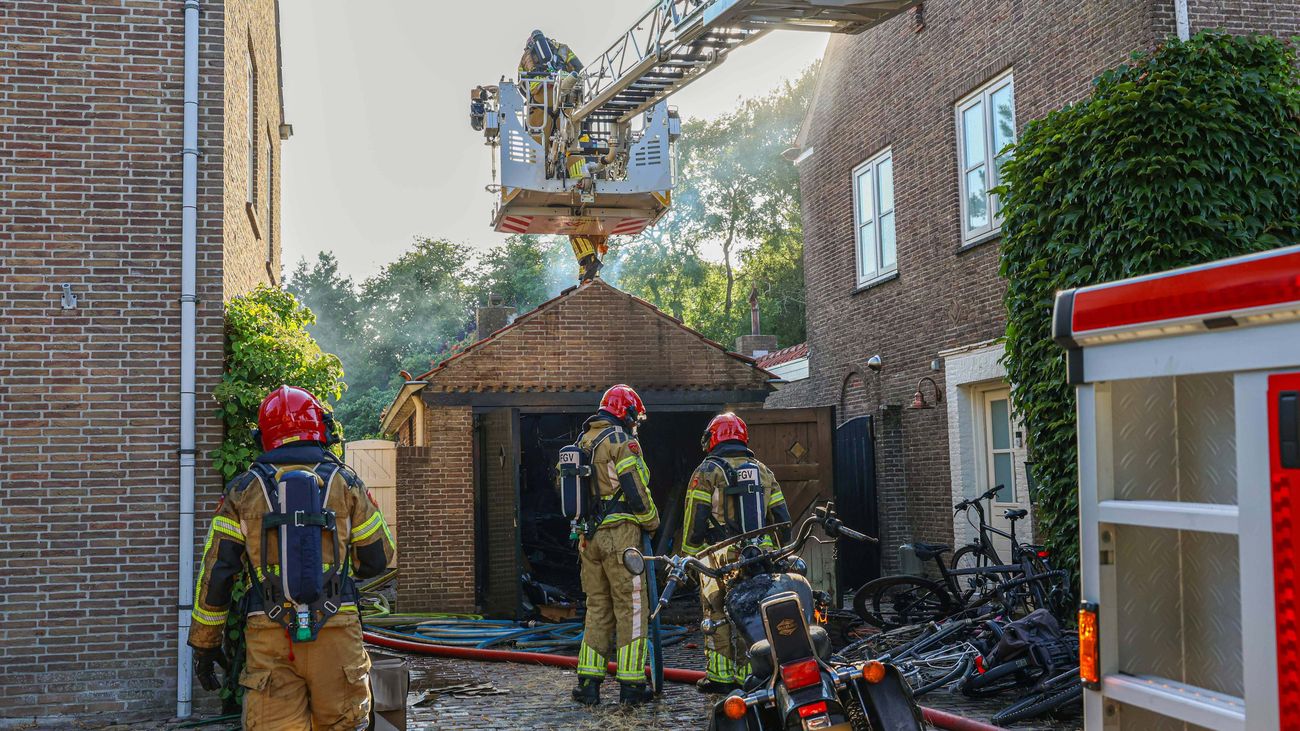 Nieuws - Schuur tussen twee woningen volledig uitgebrand