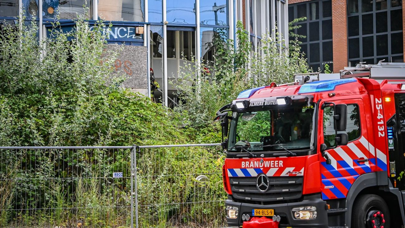 Nieuws - Brand in leegstaand kantoorpand Almere, brandweer vermoedt brandstichting