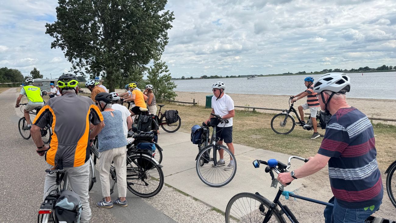 Nieuws - Helm op en trappen maar: senioren krijgen les in veilig fietsen