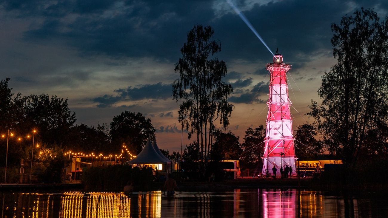 Nieuws - Scouts bouwen metershoge vuurtoren met hout en touw: 'Hoogtevrees is wel weg'