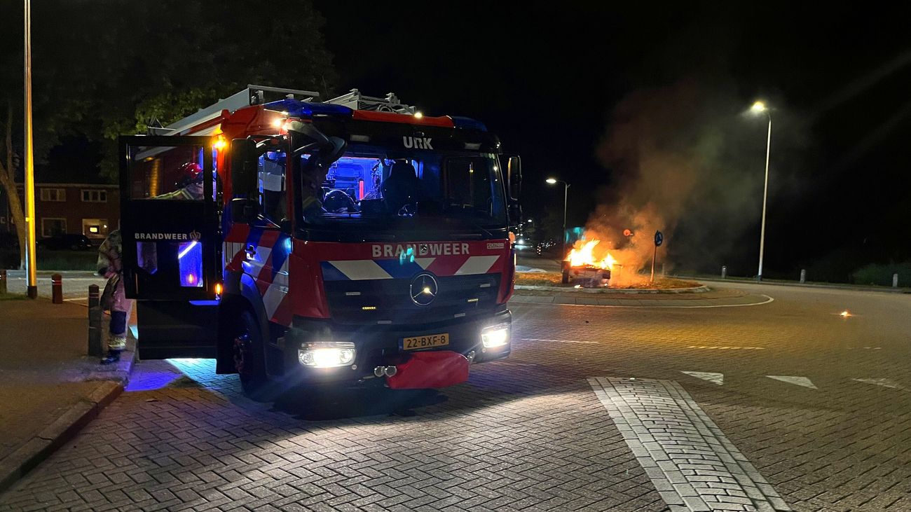 Nieuws - Aanhanger uitgebrand op beruchte rotonde Urk