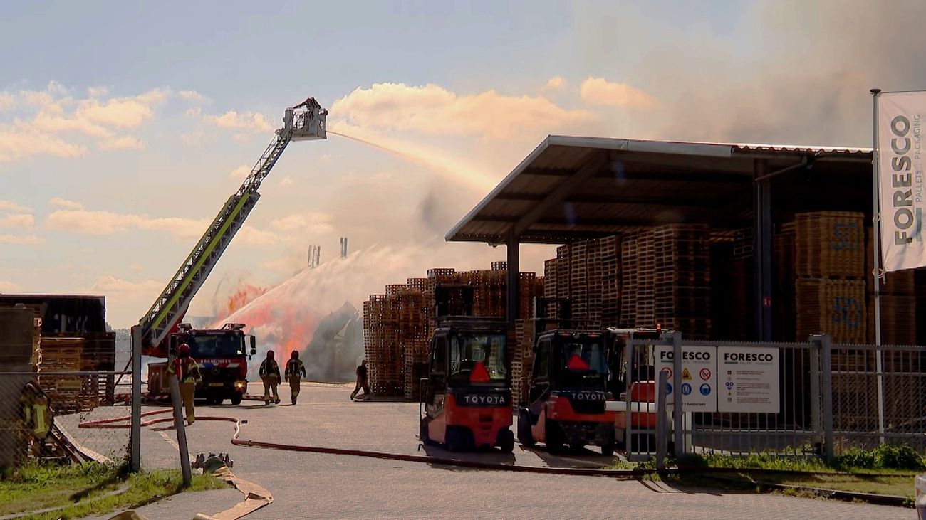 Nieuws - Brand bij palletbedrijf in Lelystad onder controle, nablussen gaat door