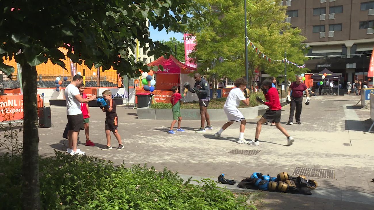 Nieuws - Sportende kinderen genieten van eerste dag Zomerparade in centrum van Lelystad