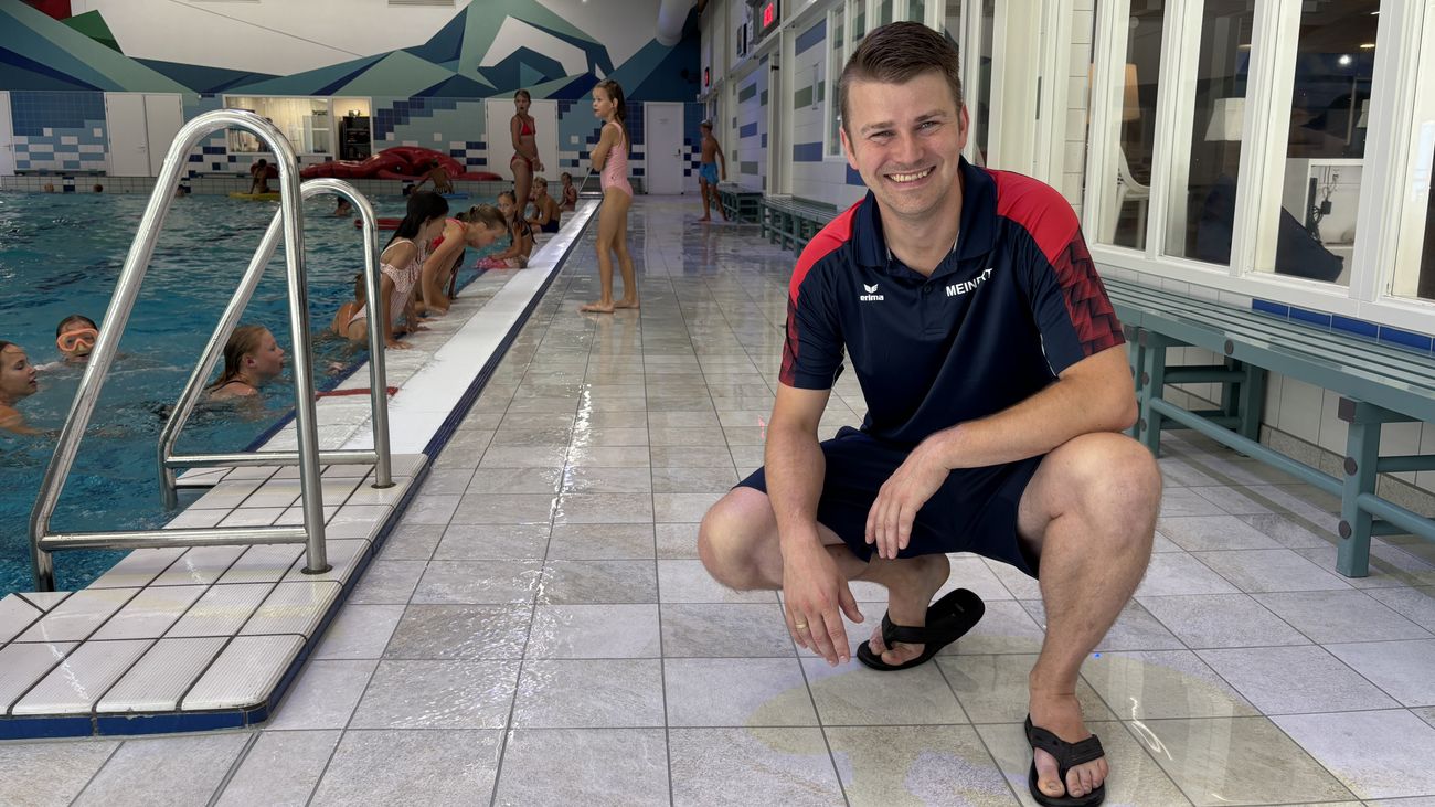 Nieuws - Zwembad Urk na bijna twee maanden renovatie weer open: 'Ik heb het heel erg gemist'