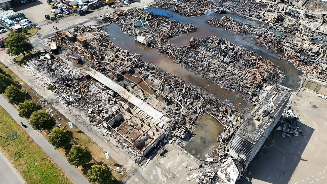 Nieuws - Palletbedrijf wil graag terugkeren nadat pand in de as is gelegd, 'lijkt wel ground zero'