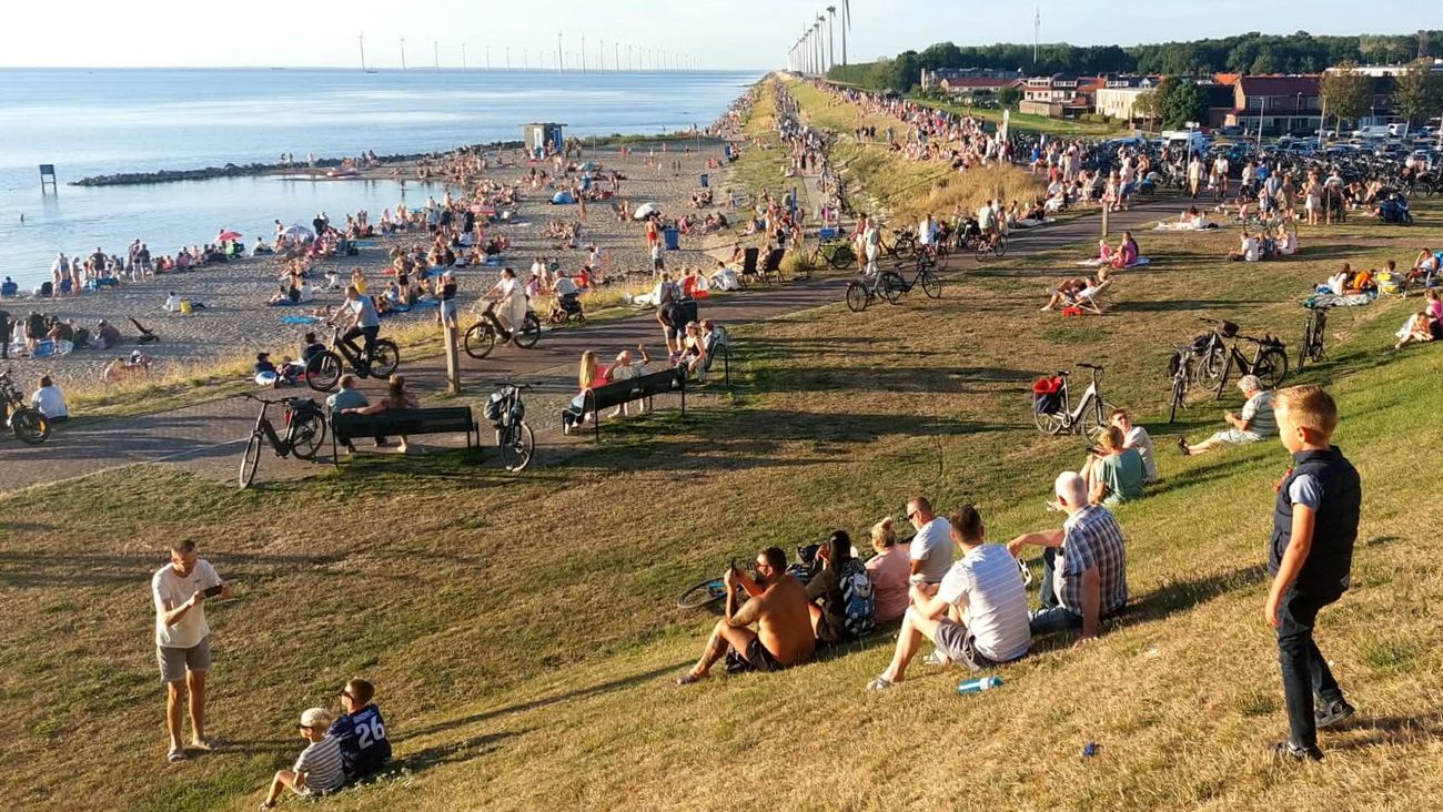 Duizenden Flevolanders genieten langs het water van de eclips, verkeersdrukte zonder ongelukken