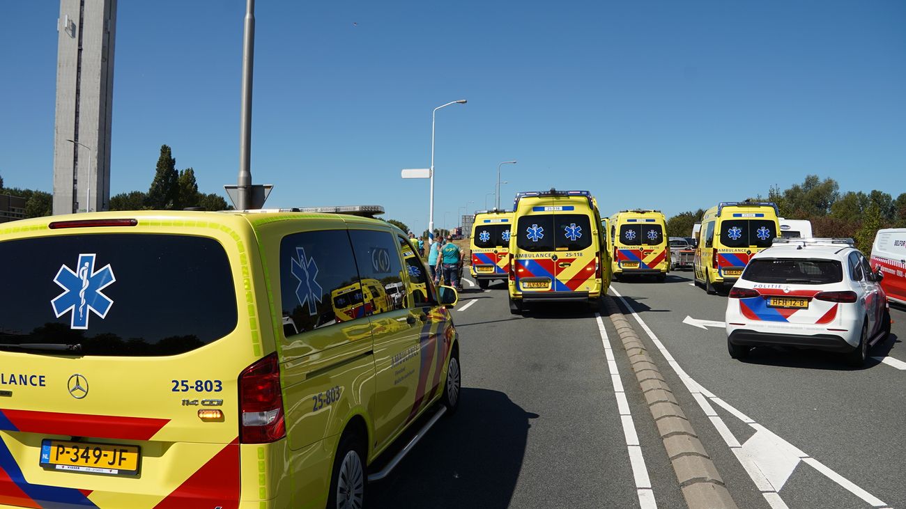 Flinke ravage na verkeersongeval met drie voertuigen en vijf gewonden, Markerwaarddijk dicht