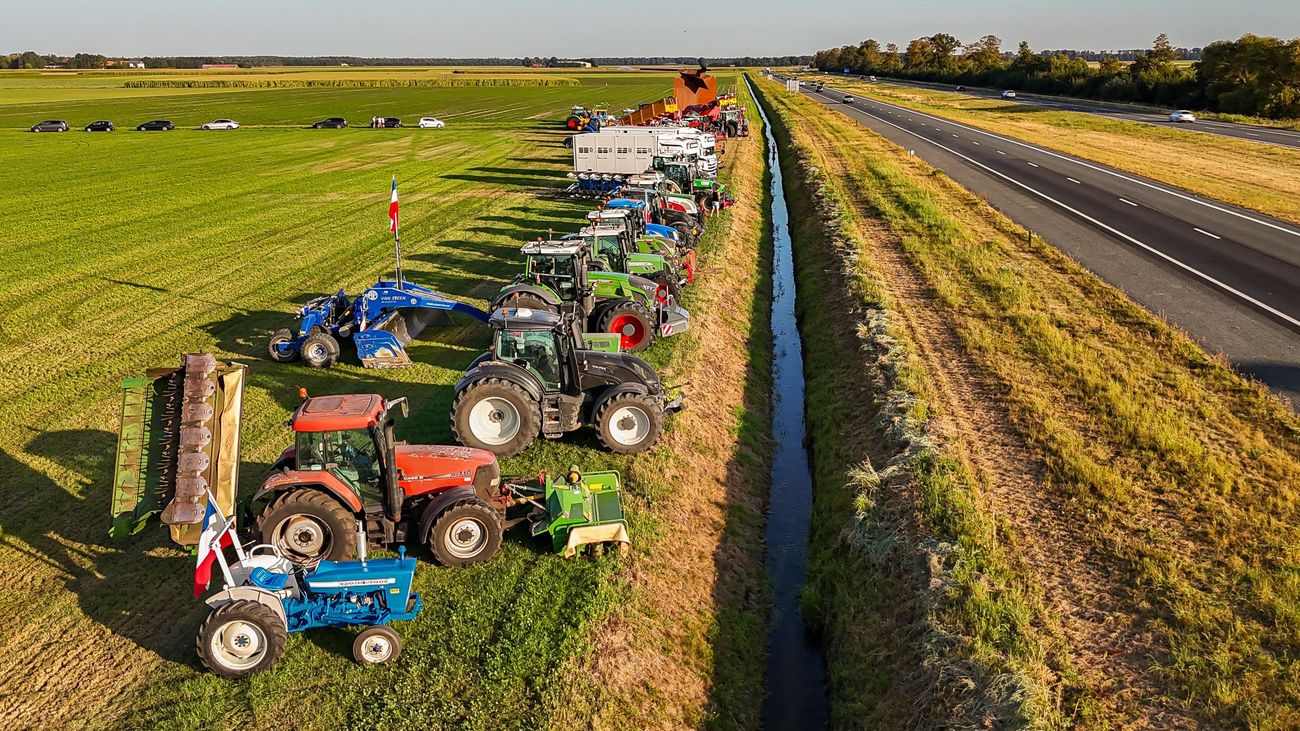 Nieuws - Trekkers, omgekeerde vlaggen en barbecue bij boerenprotest langs A6 in NOP