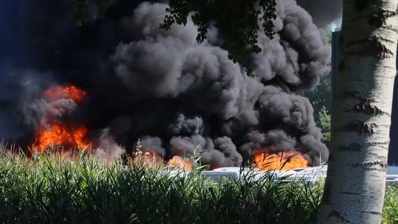 Nieuws - Nieuwsoverzicht 14/08 | Brand treft caravanbedrijf • Autocross Kraggenburg bedreigd