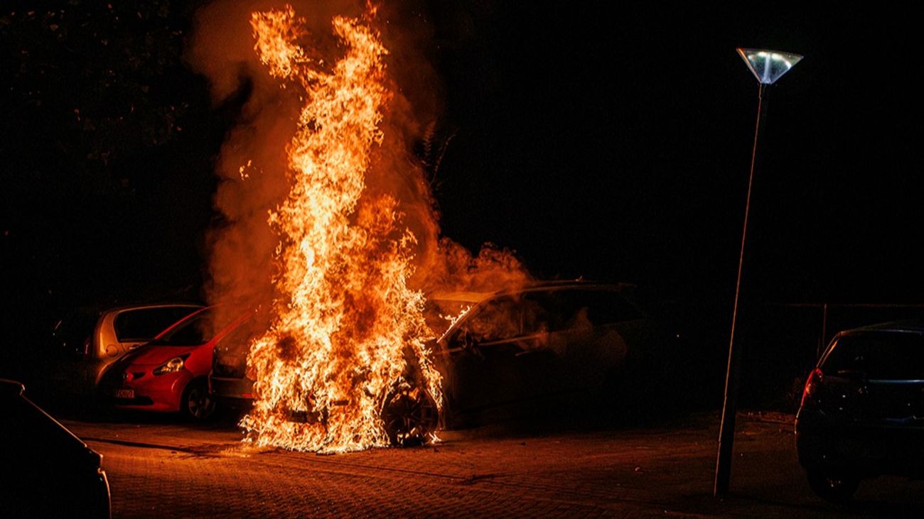 Nieuws - Auto brandt volledig uit in woonwijk Almere Buiten, oorzaak wordt nog onderzocht