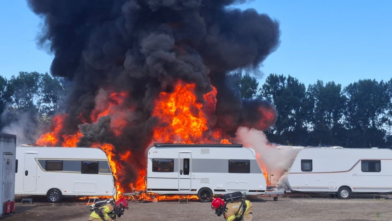 Nieuws - Tientallen caravans verwoest bij grote brand Almeers Caravan Bedrijf