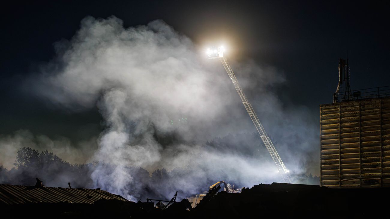 Nieuws - Brandweer opnieuw in actie bij palletbedrijf in Lelystad, waar dinsdag grote brand woedde