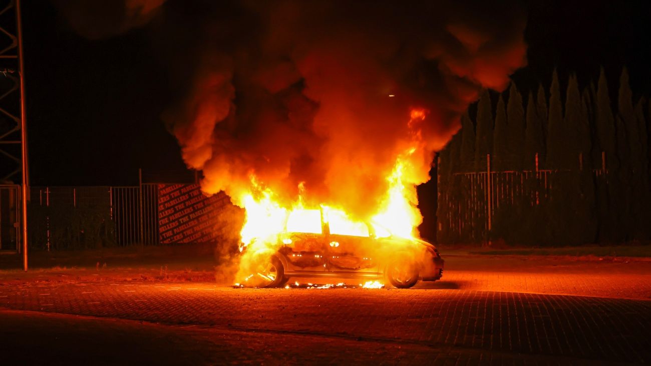 Nieuws - Auto brandt uit bij padelhal Emmeloord, vermoeden van brandstichting