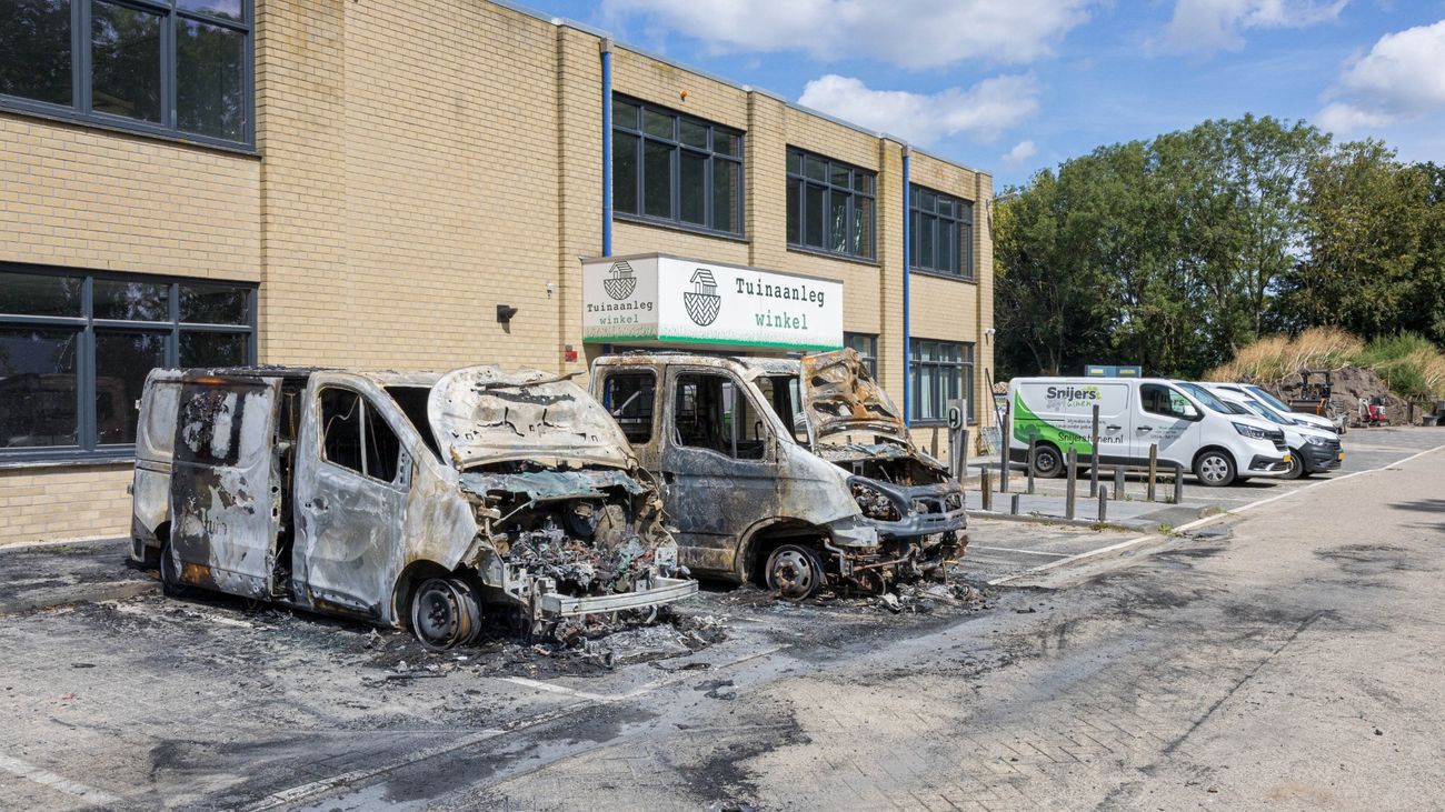 Nieuws - Busjes van tuinaanlegzaak Lelystad gaan in vlammen op