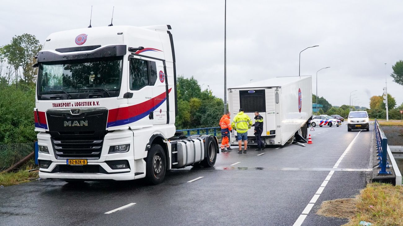 Nieuws - Oplegger schiet van vrachtwagen en boort zich in asfalt op Oostranddreef