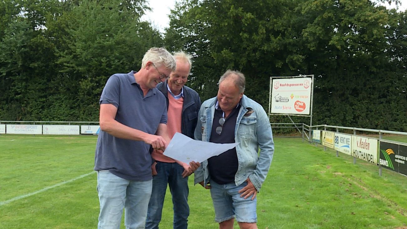 Tijdens aanhoudende droogte bleef de grasmat van FC Kraggenburg groen: 'Wij hebben geen enkel proble