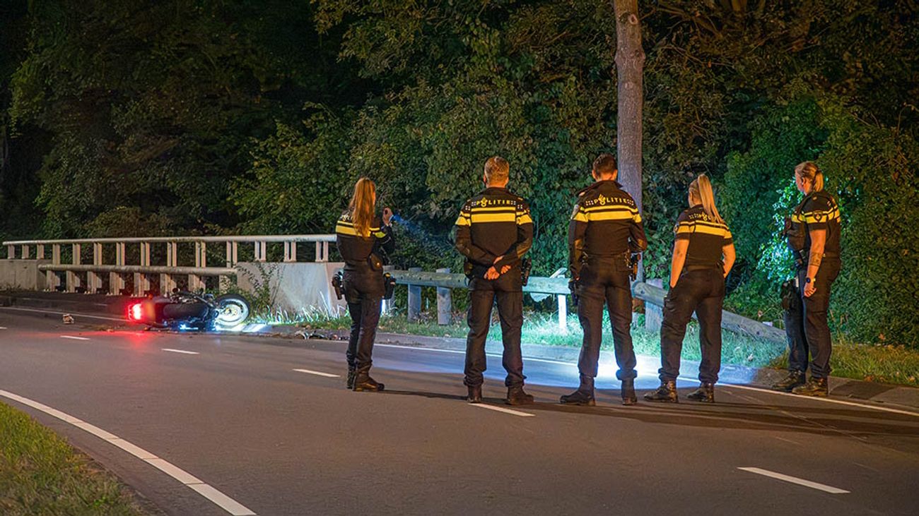 Nieuws - Motorrijder vliegt uit de bocht in Almere Stad en verlaat plaats ongeluk
