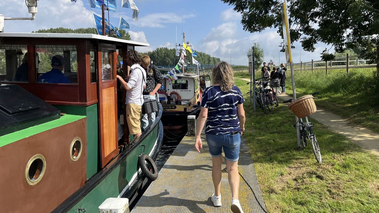 Schepen, shantykoren en springkussens: Sleepbootfestival pakt uit in Biddinghuizen