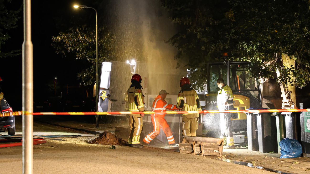 Nieuws - Tientallen bewoners urenlang op straat door gaslek in Emmeloord