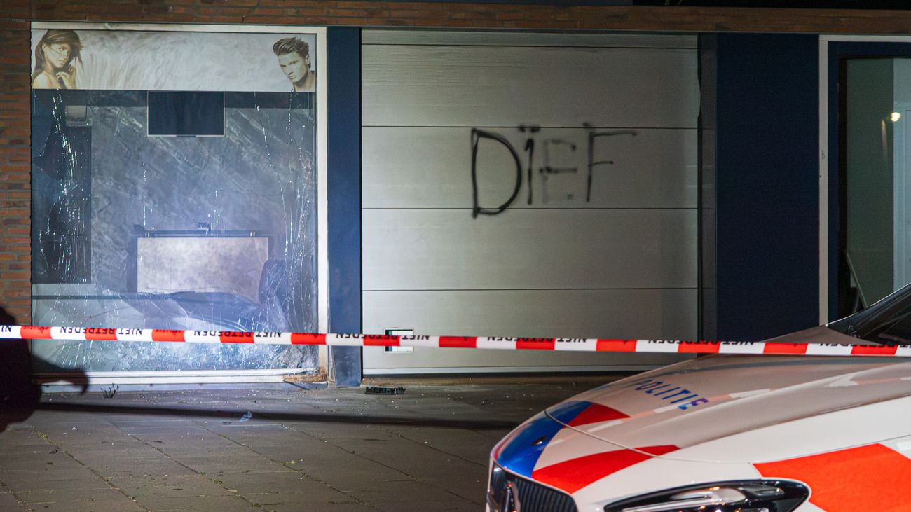Explosie bij haarsalon in Almere Buiten, 'dief' op rolluik gespoten