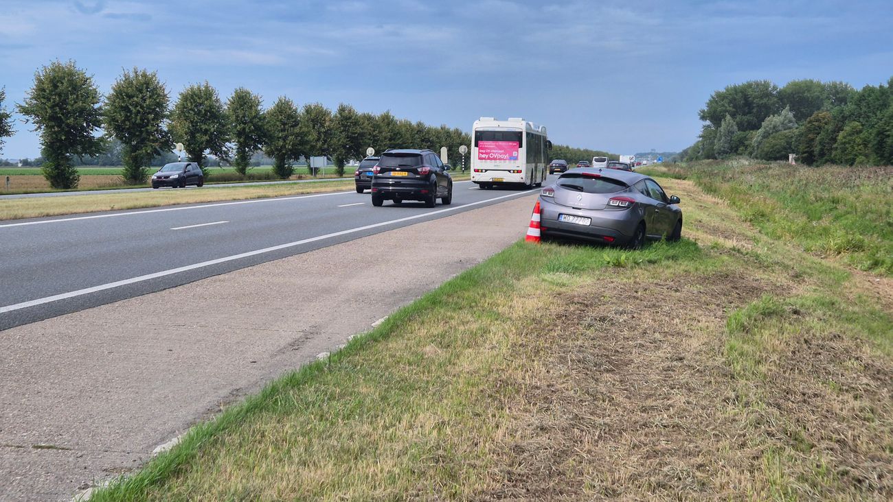 Waarom staat die 'spookauto' al bijna twee weken in de berm langs de Larserweg?