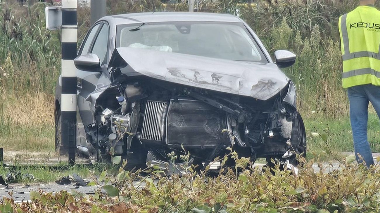 Gewonde bij botsing tussen auto en bus in Almere