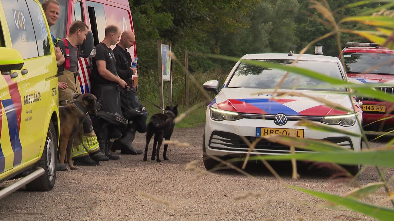 Hulpdiensten rukken uit voor vrouw te water in Lelystad