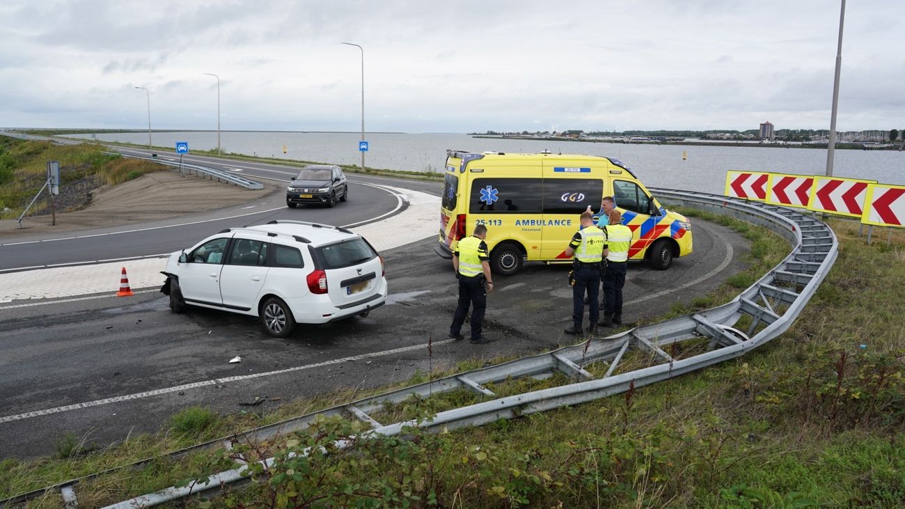 Auto rijdt tegen vangrail Markerwaarddijk, bestuurder onder invloed