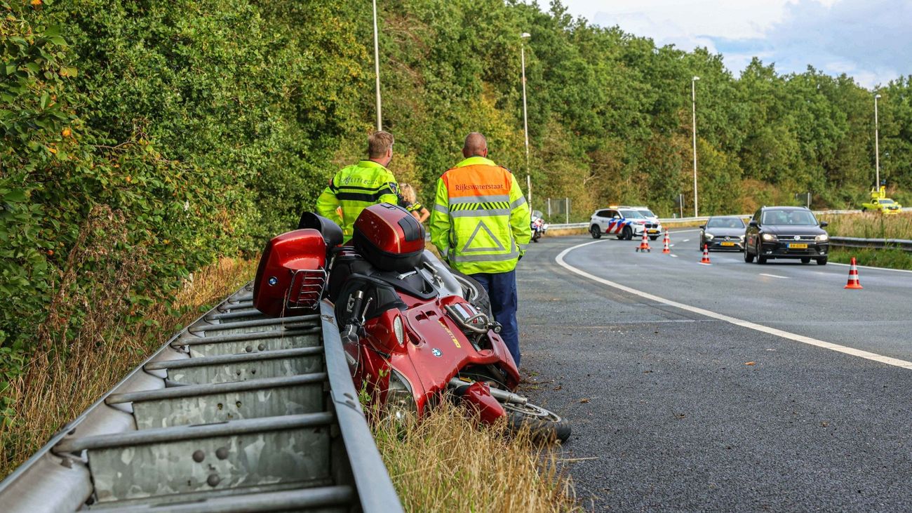 Motorrijder gewond na botsing op vangrail op A6 bij Emmeloord