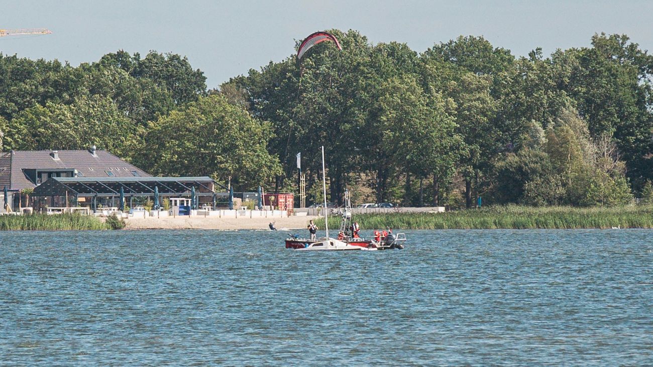 Drie opvarenden gered na zinken boot op Wolderwijd