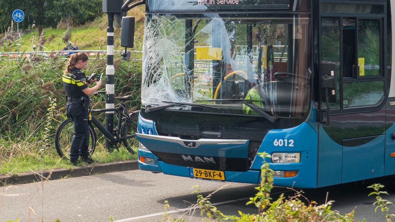 Fietser aangereden door stadsbus bij oversteken busbaan in Almeerse Faunabuurt