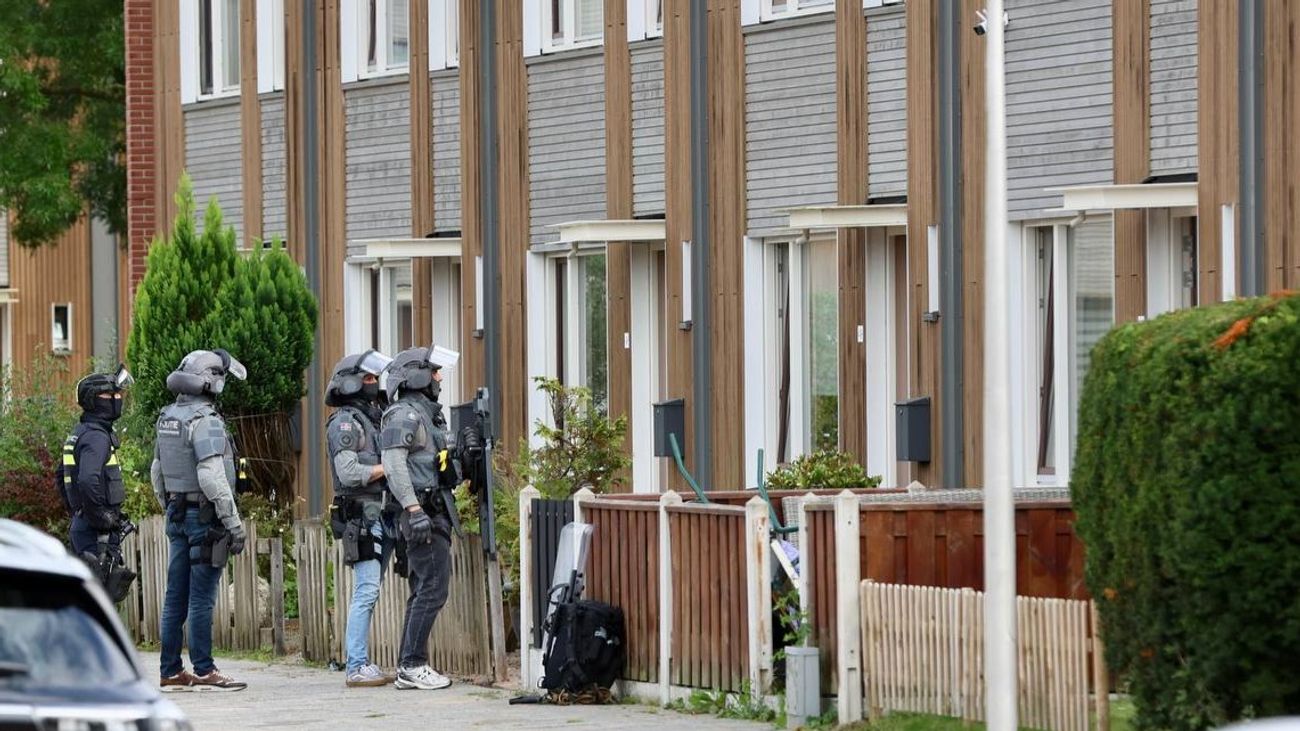Zwaarbewapende agenten vallen woning binnen in Nagele