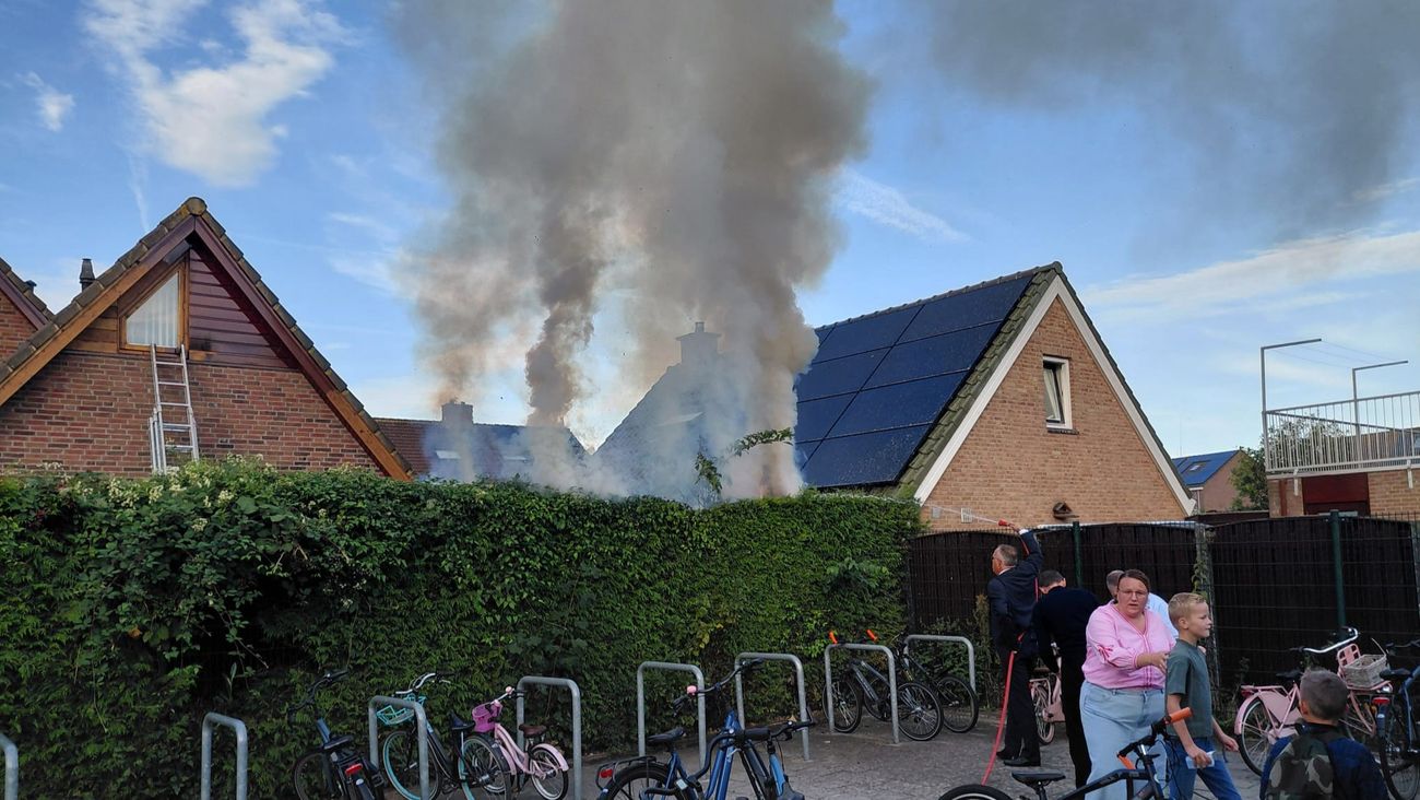 Heg in brand naast basisschool op Urk, directeur helpt met blussen