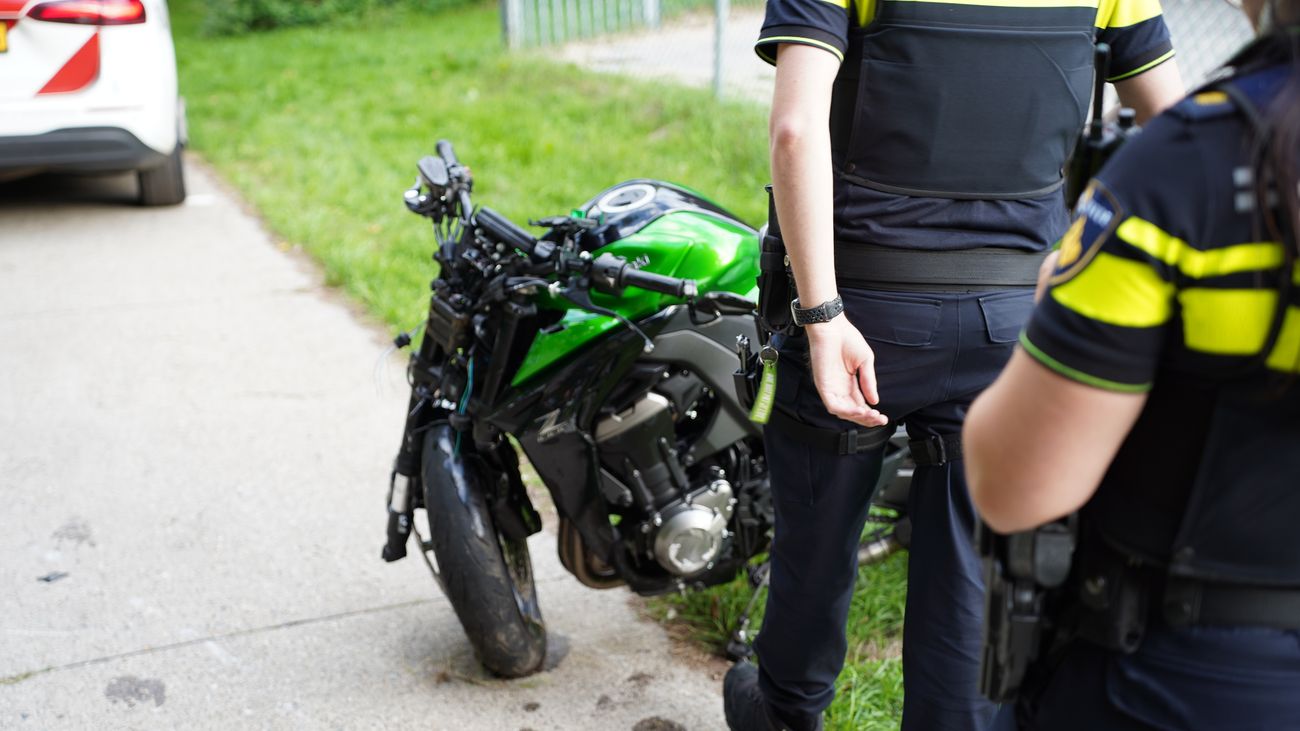 Motorrijder per boot op de vlucht na botsing in Lelystad Haven