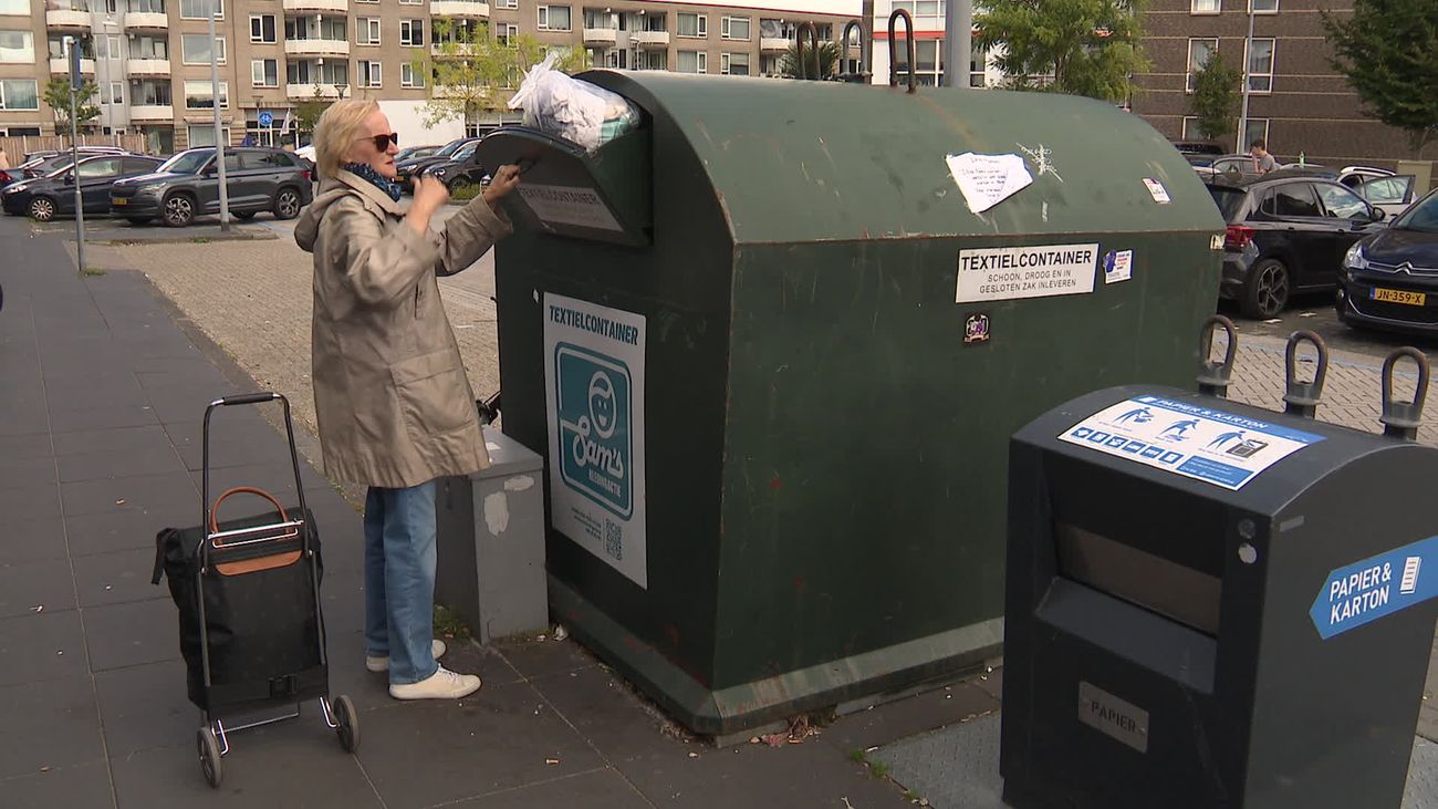 Almere - Overvolle kledingbak zorgt voor verloedering winkelcentrum, bruikbare kleding eindigt bij restafval