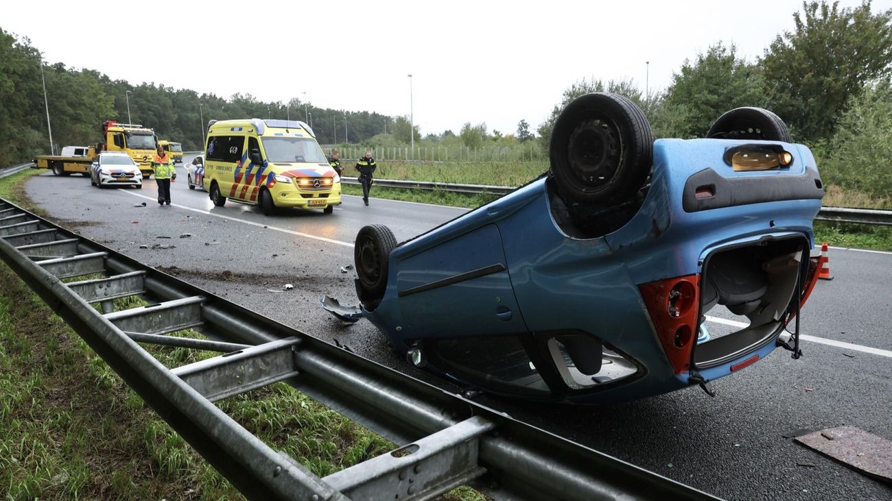 Auto over de kop: Ongeluk bij flauwe bocht van de A6 bij Emmeloord