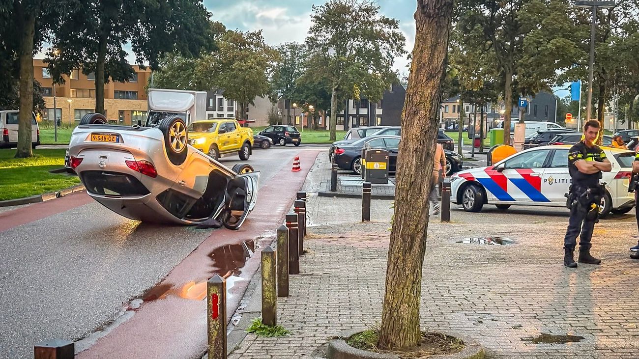 Auto belandt op zijn dak bij supermarkt in Lelystad