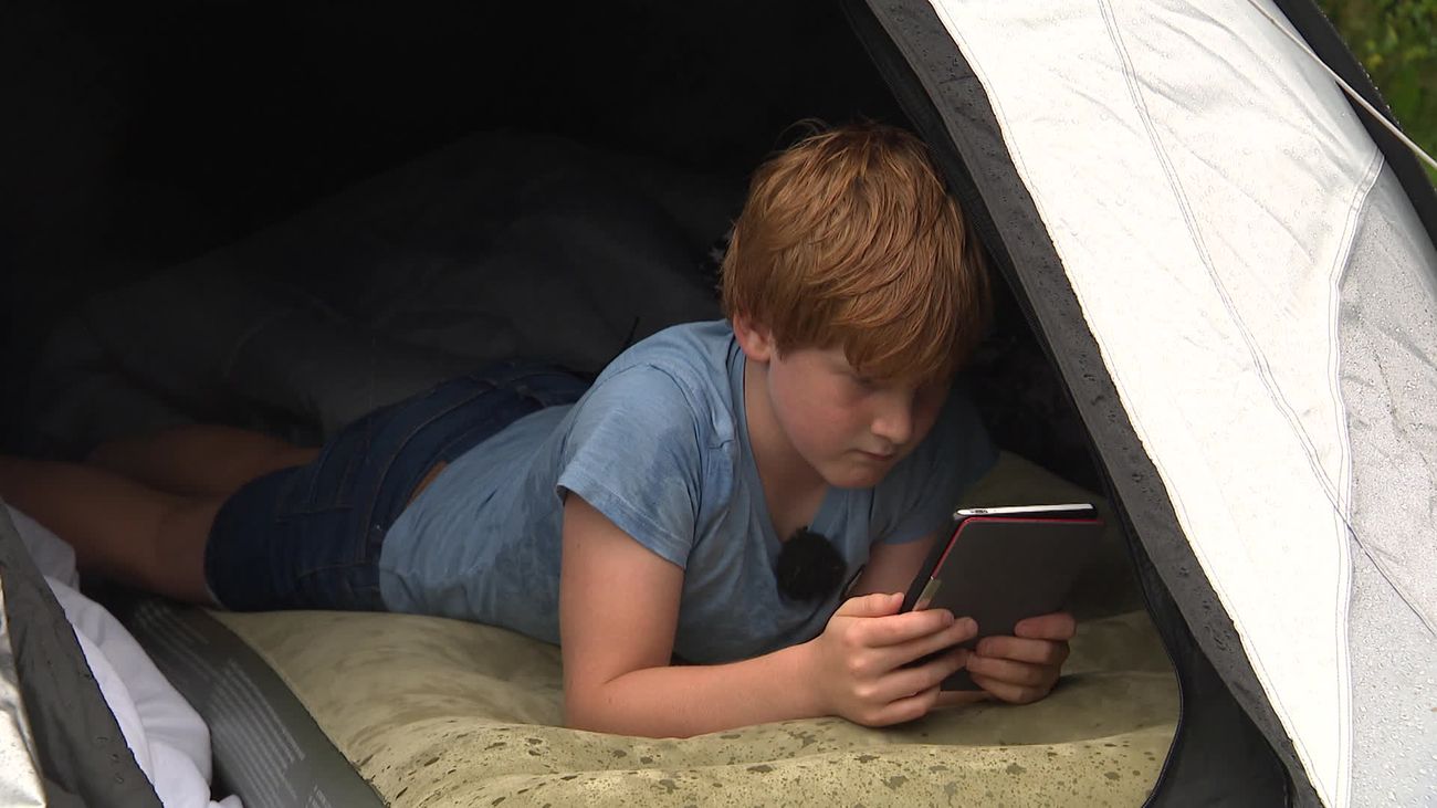 Wout (10) slaapt 75 nachten in tent voor oma met Parkinson