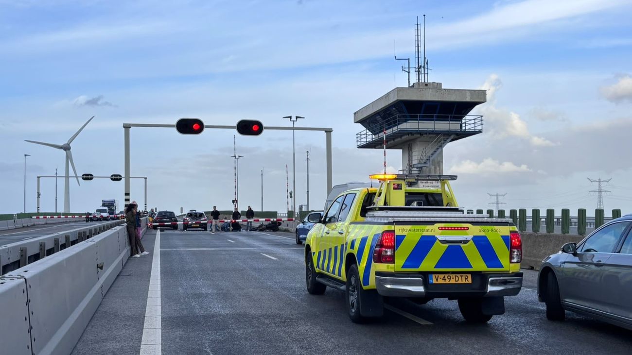 Motorrijder zwaargewond door ongeluk op Ketelbrug, A6 dicht voor sporenonderzoek
