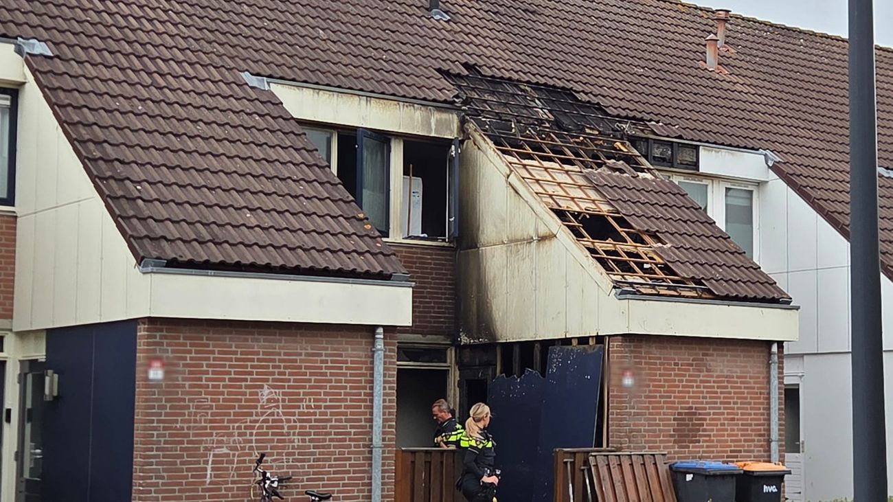 Politie ontruimt woningen en zoekt getuigen na brand in Punter 20