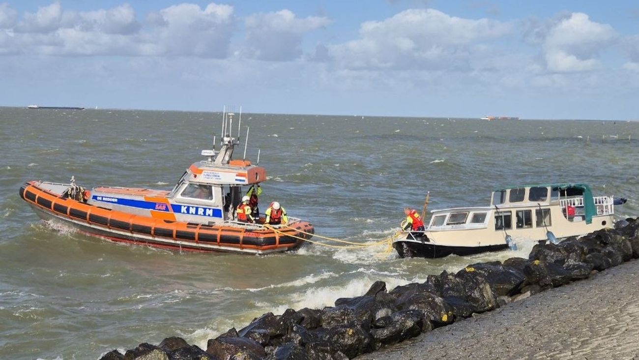 Net gekochte boot na een uur al lek: vader en dochter gered door KNRM bij Lelystad Haven