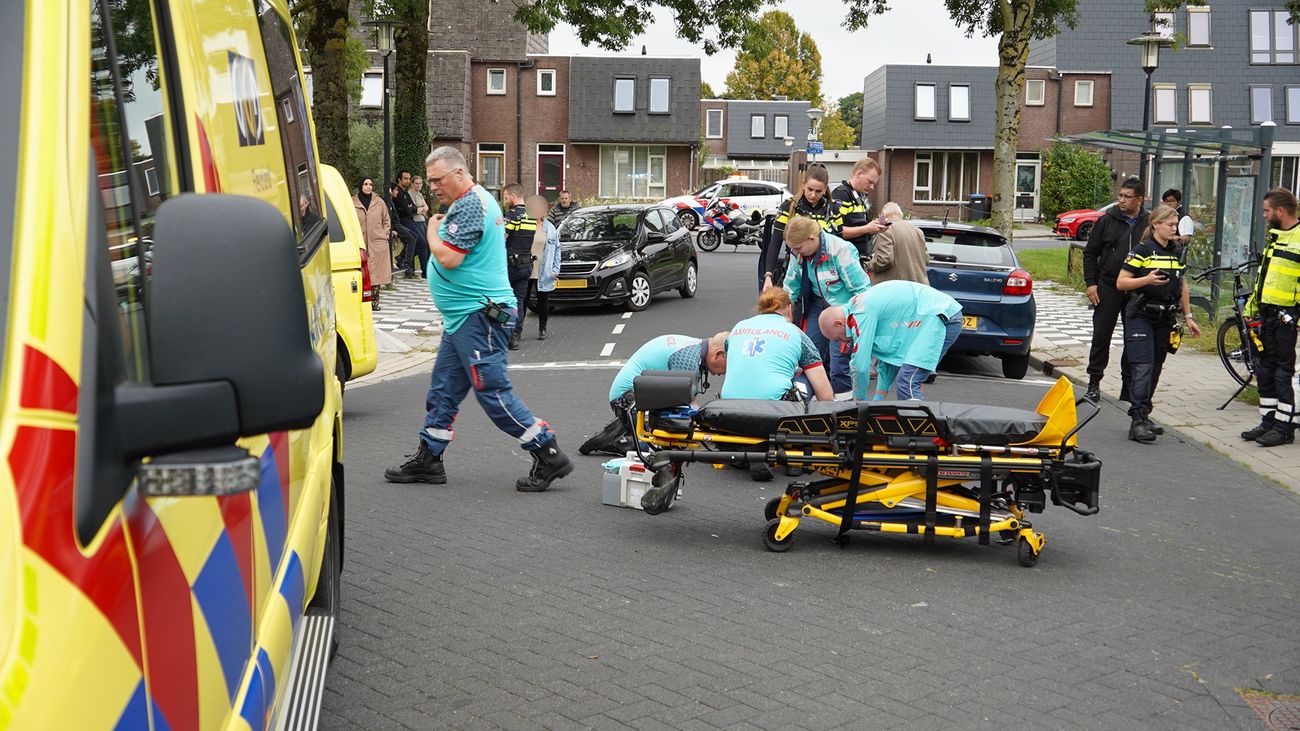 Fietser zwaargewond bij botsing met auto, trauma-arts biedt extra hulp