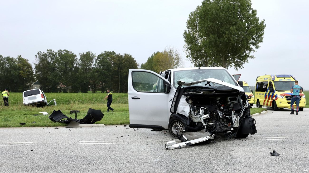 Bestelbus en taxibus met kinderen erin botsen op beruchte kruising bij Tollebeek, meerdere gewonden